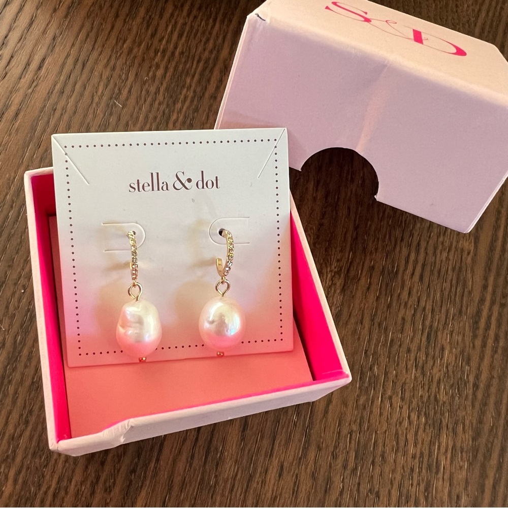 Stella & Dot Modern Bohemian Pearl Huggies
